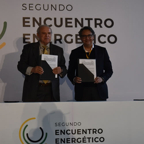 (izq.-der.)El acuerdo fue firmado por César Cadena, presidente del Clúster Energético de Nuevo León e Israel Hurtado, secretario general de Asolmex.