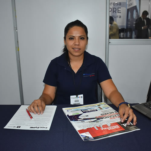 Adriana Magallanes dialogó con potenciales proveedores durante la Expo Pyme.