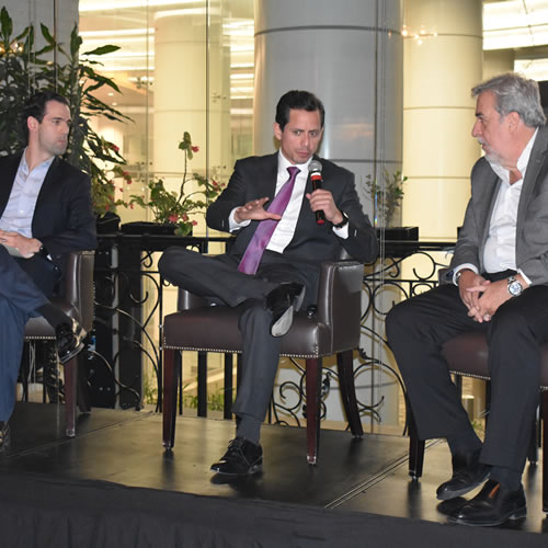 (izq.-der.) Raúl Gutiérrez, director de cadena de suministro de Deacero, Rodrigo Pacheco, periodista de negocios y Óscar Lozano, CEO de Sintec.