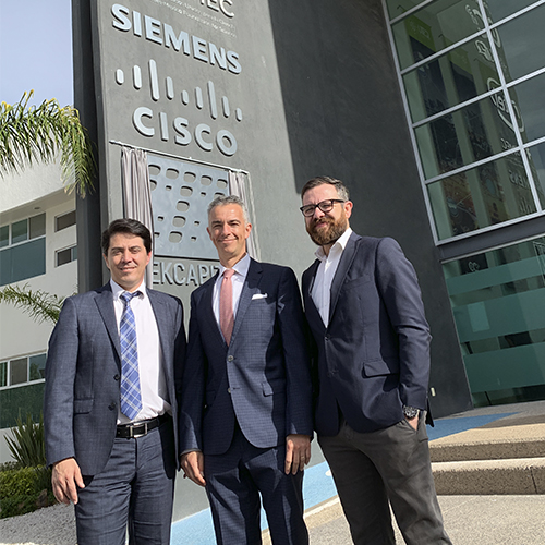 Alejandro Canela, vicepresidente y country manager México, Centroamérica y el Caribe de Siemens y directivos de la compañía a las afueras del Centro de Creatividad e Innovación 4.0 de la Universidad Tecnológica de Querétaro.