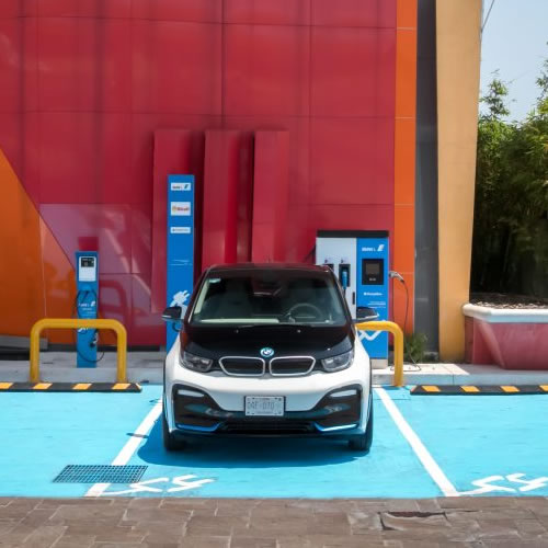 En México ya será posible conducir de forma 100% eléctrica, puesto que BMW incentiva un corredor para carga vehículos eléctricos e híbridos.