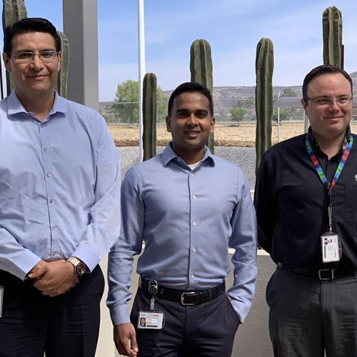 (De izq. a der.) Luis Enrique Herrera, director comercial; Jeeva Kumar, vicepresidente de la planta en Querétaro; Jorge Garibay, gerente de recursos humanos.