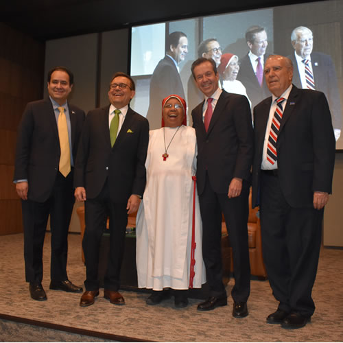 Directivos de Colliers International, el ex secretario de economía, Ildefonso Guajardo y una hermana de la Casa Simón de Betania durante el evento.