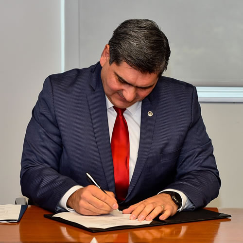 Firman convenio: David Garza Salazar, rector del Tecnológico de Monterrey y Héctor Grisi Checa, presidente ejecutivo de Banco Santander México.