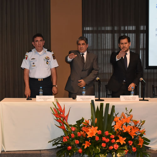 El director de Clústers de la Secretaría de Economía y Trabajo, Sergio Pérez Zambrano (izq.), tomó protesta a Rogelio Cisneros como nuevo presidente del Consejo Directivo del Monterrey Aeroclúster para el periodo 2019-2020 (der.)