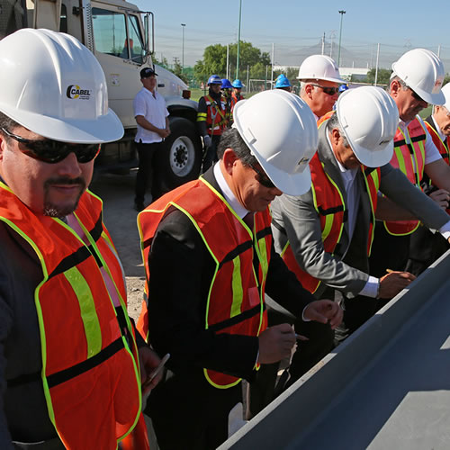 El gobernador de Nuevo León, Jaime Rodríguez Calderón, acudió a la instalación de la primera piedra para la nueva nave de Denso.