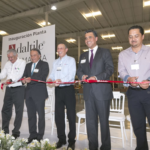 Directivos de Daltile y representantes gubernamentales en la inauguracion de la expansión.