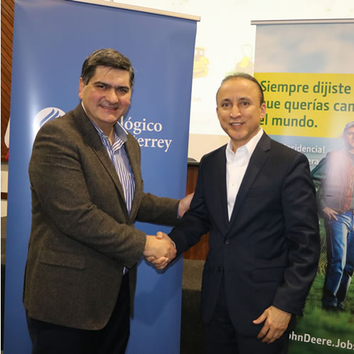 David Garza, rector del Tecnológico de Monterrey y Ricardo Salazar Meza, director general de Industrias John Deere en México.
