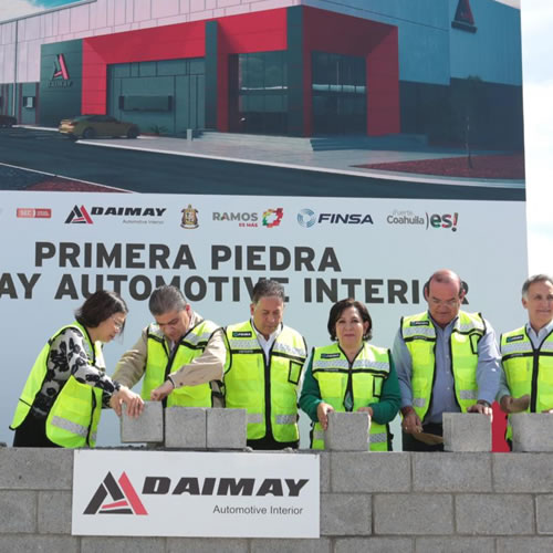 Autoridades estatales, directivos de la empresa y del Parque Industrial Finsa durante la instalación de la primera piedra.