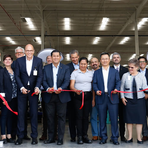 En la inauguración estuvo presente el gobernador Diego Sinhue Rodríguez Vallejo y directivos de la empresa.