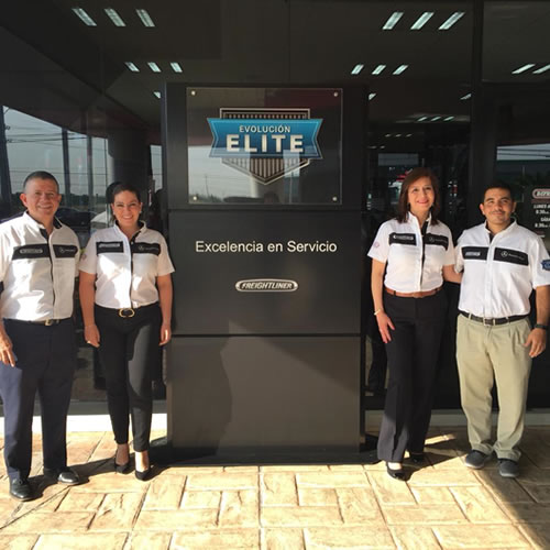 Por el reconocimiento, directivos de Daimler y Difrenosa develaron una placa en las instalaciones de la distribuidora.