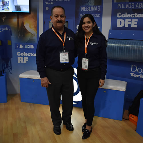 El equipo de Donaldson estuvo presente en Expo Manufactura 2019. (izq.-der.) Laura Molina, Ingeniero de Producto y Ricardo Sánchez, Ingeniero de Aplicaciones.