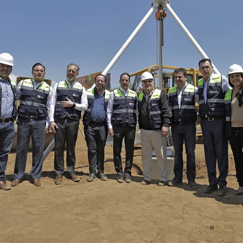 Directivos de la empresa y representantes gubernamentales durante la colocación de la primera piedra de Electrical Components International.