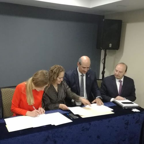 Representantes de ambos clústeres firman el proceso de cooperación franco-mexicana en el sector automotriz.
