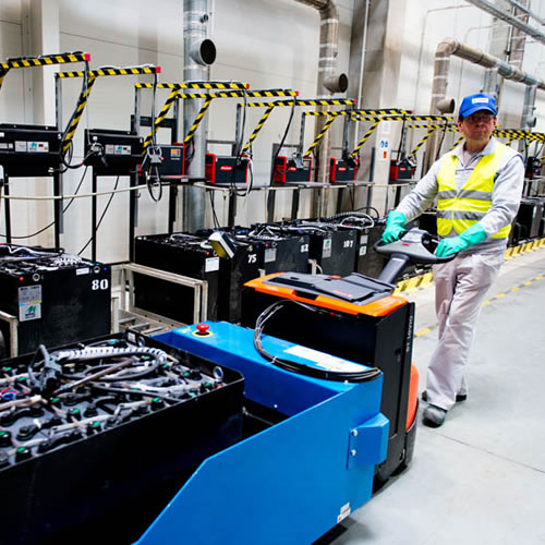 Equipo de Fronius trabajando en planta operativa.