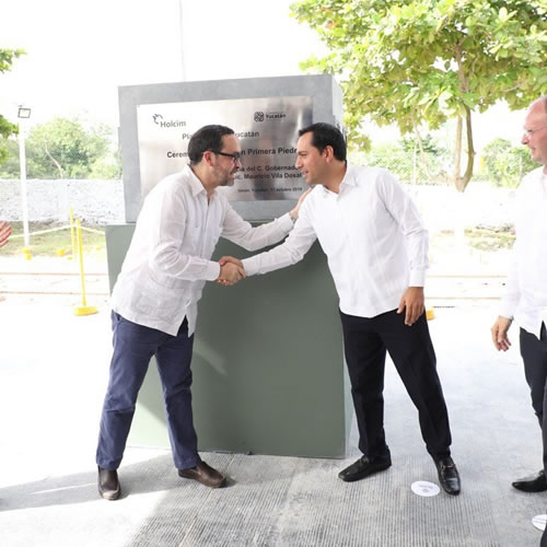 El gobernador del estado, Mauricio Villa Dosal acompañó a los empresarios a realizar la colocación de la primera piedra de la planta de Umán.