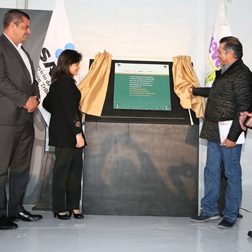 Autoridades estatales y federales develaron la placa conmemorativa por la inauguración de la aduana.