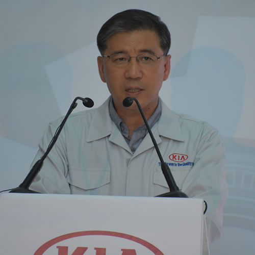 Jong Kun Lee, presidente de Kia Motors México brindó un mensaje durante la entrega de los certificados.