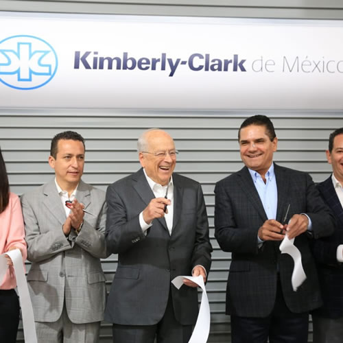 Directivos de Kimberly Clark y representantes gubernamentales durante la inauguración de la nueva línea de producción.