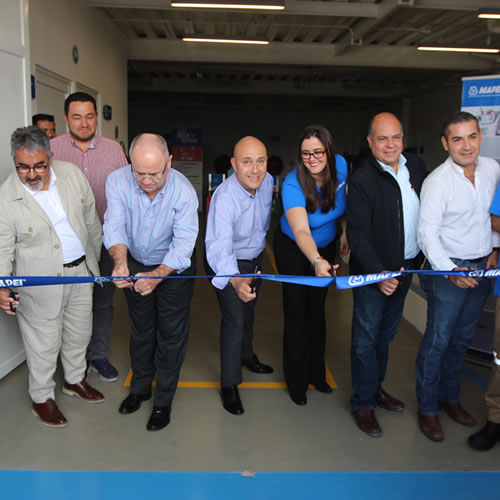 Directivos de Mapei de México realizan el tradicional corte de listón con motivo a la inaguruación del nuevo laboratorio de concreto y un centro de entrenamiento en Querétaro.