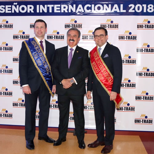 Entregan reconocimiento a funcionarios gubernamentales.