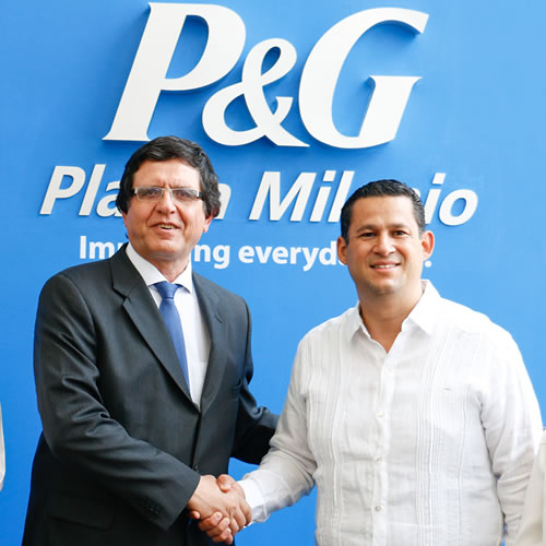 Marcio Andreazzi, director general de Procter & Gamble en México y Diego Sinhue Rodríguez, gobernador de Guanajuato.