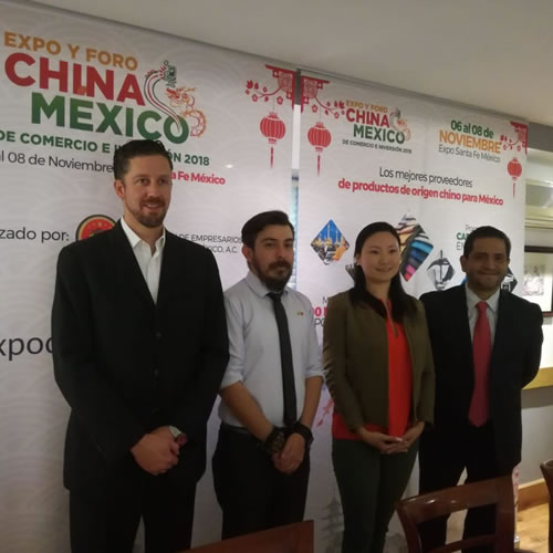 La directora de la Asociación de Empresarios Zhonghua en México, Jenny Wang en compañía del gerente de Relaciones México-China, Javier Iracheta, y del director de LKD Powering Events, Hugo Rosas.