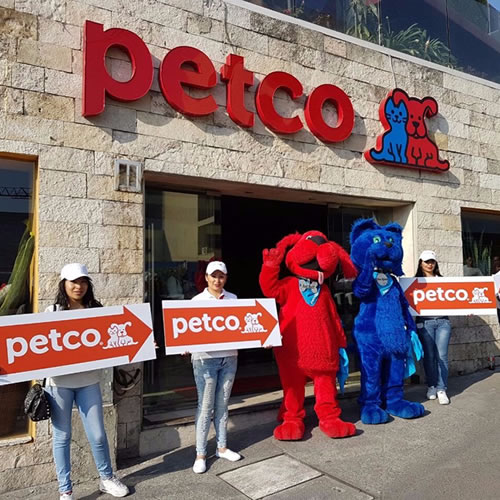 Petco impulsa la adopción de perros y gatos.