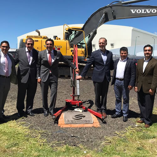 Autoridades y empresarios de Querétaro participaron en la colocación de la primera piedra.