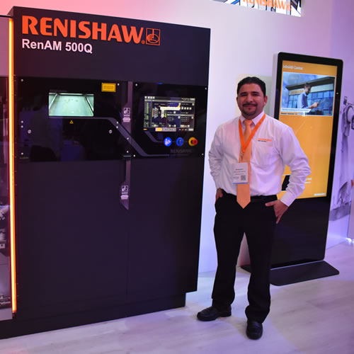 Salomé Sánchez, ingeniero de aplicaciones en la división de manufactura aditiva en Renishaw posa con la RenAM500Q.