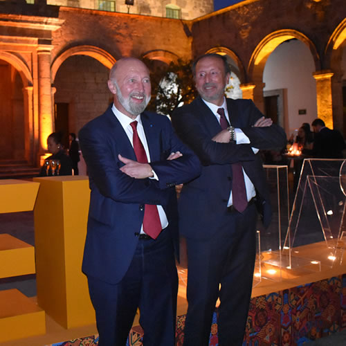 Loic Quentin de Gromard, director general de Saverglass (izq.) y Jean Marc Arrambourg, gerente general de la compañía (der.) posan junto a algunas de las botellas que produce la empresa.