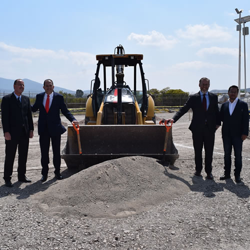 La compañía colocó la primera piedra de su nueva planta en el Parque Industrial Querétaro, al norte de la capital del estado.