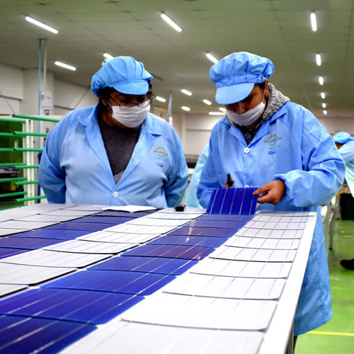 Solarever, no sólo fabrica los panes fotovoltaicos, sino que comercializa todo lo que es material de instalación, los inversores, el cable, las cajas de producciones, y mucho más.
