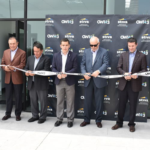 Directivos y representantes de la empresa Stiva durante la inauguración del recinto industrial.