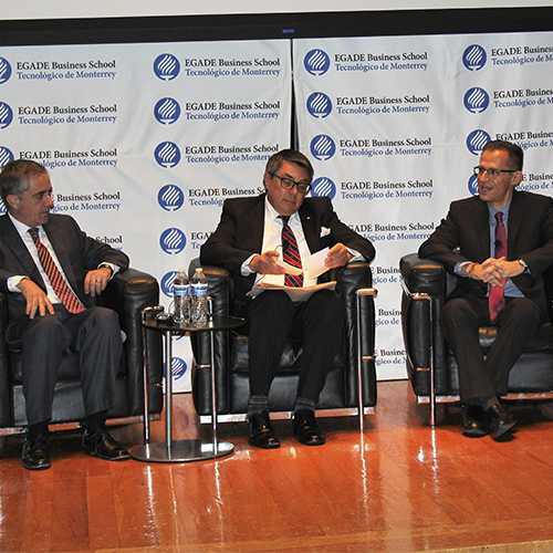 Kenneth Smith participó en una conferencia que ofreció el Clúster Automotriz de Nuevo León.