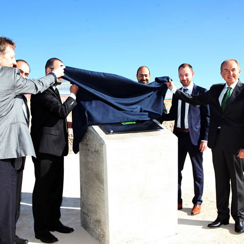 Directivos de Valeo Térmico y representantes gubernamentales durante la develación de la placa de la planta de la empresa en San Luis Potosí.