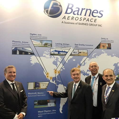 El gobernador de Baja California, Francisco Vega de Lamadrid, en compañía de su directiva en el marco de la Feria Internacional Aeroespacial de Farnboroug.