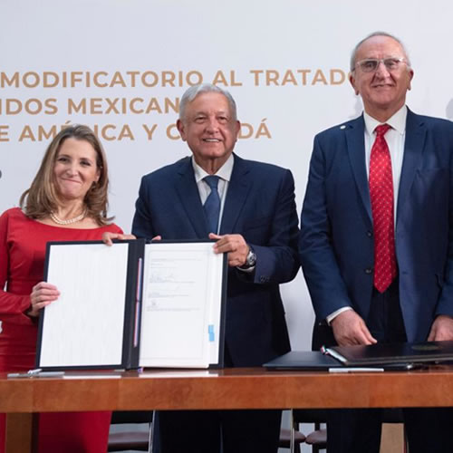 Los negociadores de los tres países participantes firmaron el protocolo modificatorio en Palacio Nacional.