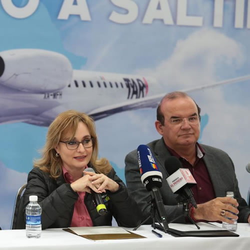 Autoridades de los gobiernos estatal y municipal, así como directivos de la aerolínea hicieron la presentación oficial.