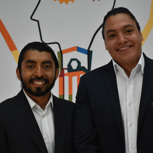 Luis Armando de los Reyes Mendoza y Ángel Ernesto Cocoletzi Flores, egresados de la carrera de Ingeniería Aeronáutica en Manufactura en la UNAQ.