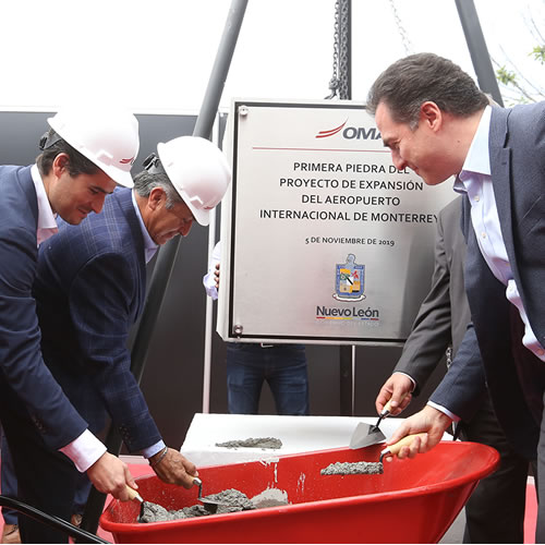 Autoridades estatales, municipales y empresarios encabezaron la instalación de la primera piedra para la expansión del Aeropuerto.