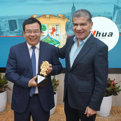 El gobernador Miguel Ángel Riquelme se reunió con directivos de empresas chinas.