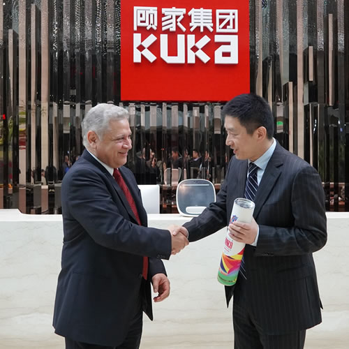 El Secretario de Economía y Trabajo, Roberto Russildi celebró el cierre del negocio con la empresa Kuka, la más importante fabricante de muebles en China.