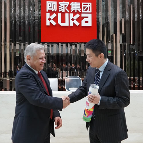 El Secretario de Economía y Trabajo, Roberto Russildi celebró el cierre del negocio con la empresa Kuka, la más importante fabricante de muebles en China.