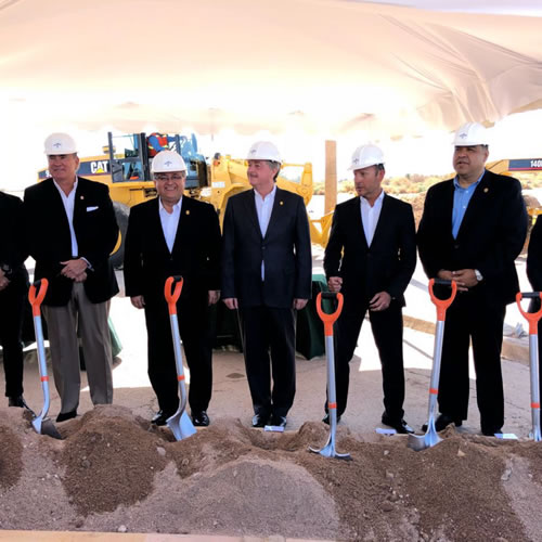 Directivos de la compañía y el gobernador de Baja California, Francisco Vega de Lamadrid, colocaron la primera piedra de la nueva factoría en el parque industrial El Desierto.