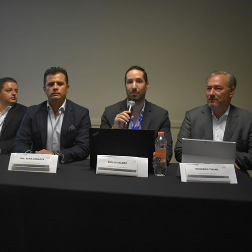 De izquierda a derecha Guillermo Fernandez, associate Publisher en Meximold, Raúl Barriga, de Renishaw, Rene Mendoza, Capim, Emilio Valdez, de la AMMMT y Eduardo Tovar, Director Editorial Modern Machine