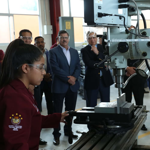 El propósito del Centro es que los técnicos egresados de la UANL tengan una sólida preparación práctica, capaz de insertarse directamente al mercado laboral con altos estándares de calidad.