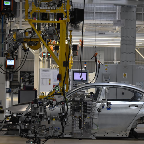 La constante búsqueda de vehículos más ligeros y veloces ha impulsado el consumo del aluminio en el país.