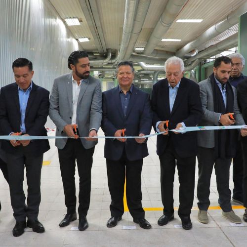 Rafael Zaga Saba, director general de Zagis, el gobernador de Hidalgo, Julio Menchaca y autoridades realizaron el corte de listón de la nueva planta que repuntará la producción de la empresa.