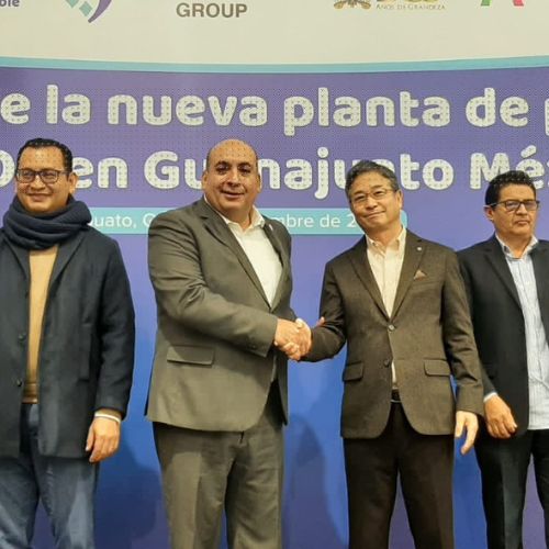 Directivos de Suminoe y representantes gubernamentales durante la inauguración de la nueva sede operativa.